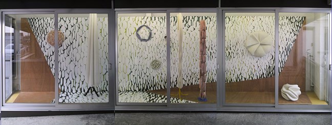 Installationview Bruthaus vitrine, Bruthaus Gallery, Waregem, 2016, painted wall and floor with sculptures © Robin Vermeersch