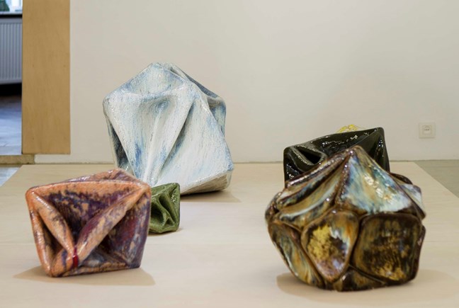 Installatiezicht Diamantidis, 2015/2016, keramiek, diverse afmetingen © Robin Vermeersch