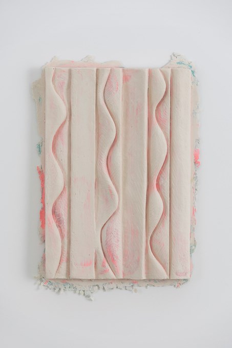 Fluo pink relief 2, 2021, plaster, pigment, 42x29cm (foto David Samyn) © Robin Vermeersch