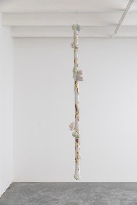 Hang in there # 20, 2021, polyester, epoxy, pigment, 2020x12x11 cm (picture David Samyn) © Robin Vermeersch