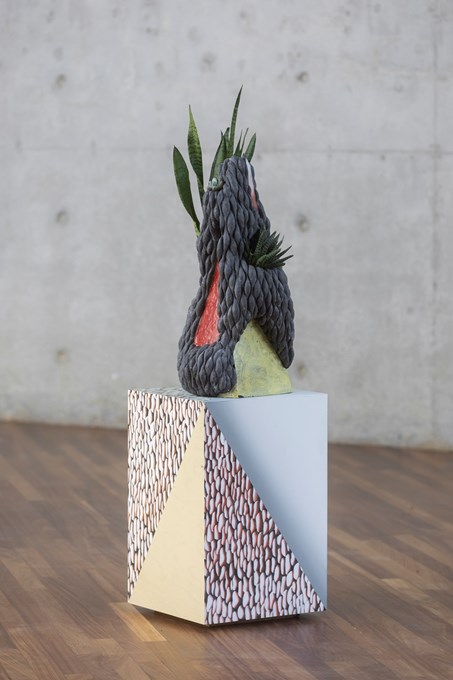 Haut Levee, 2022/2023, ceramic, wood, plants & acrylic paint, 130h x 40d x 40b cm ( foto David Samyn) © Robin Vermeersch