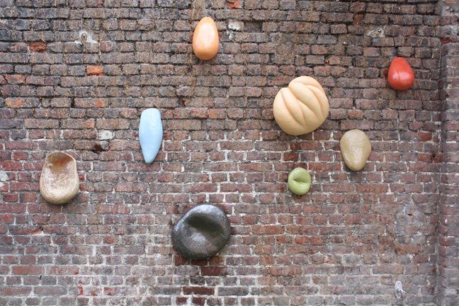 CC Largo, series of wall sculptures in ceramic, Roeselaere, 2012. © Robin Vermeersch