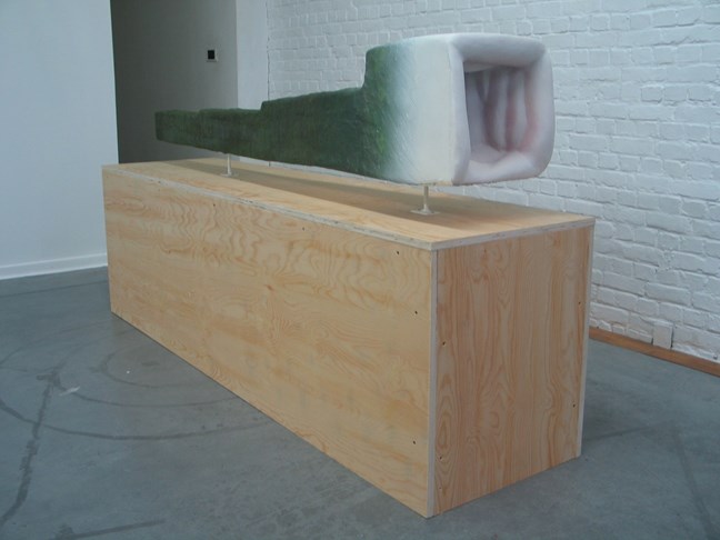 Kleine tunnelsculptuur, 2007, epoxy, spuitlak, polytheraan, 163x30x29 cm © Robin Vermeersch