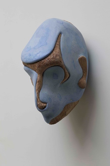 Bleu head, 2017, Wood & Epoxy, 33x19x21 cm © Robin Vermeersch