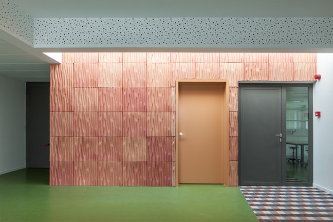 De Vlier, gezondheidscentrum, Oostkamp, 2014, keramische wand, geglazuurde keramische relieftegels van 40x40 cm © Robin Vermeersch