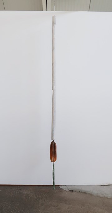 Hang in there #6, 2020, epoxy, polyester, ceramic, 250x21x20 cm © Robin Vermeersch