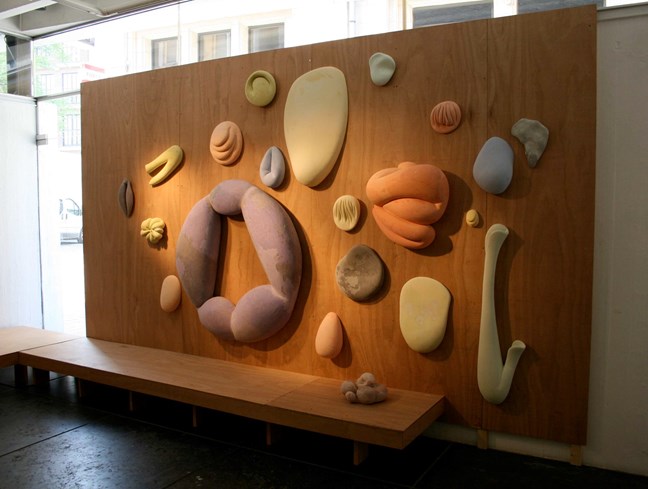 Klimwand, 2008, Epoxy, diverse sculpturen, diverse afmetingen © Robin Vermeersch